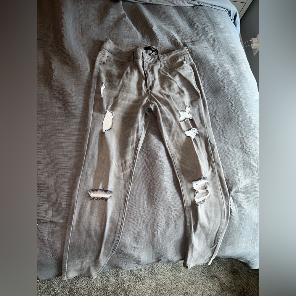 Jeans ripped Grey * worn once * 🤍 stretchy material comfy **